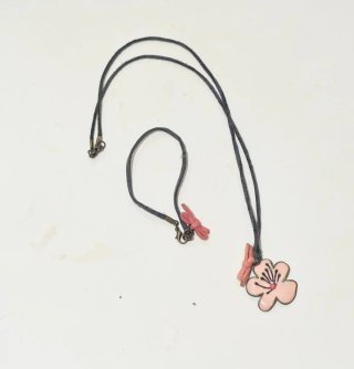 Collana con ciondolo fiore rosa e bianco