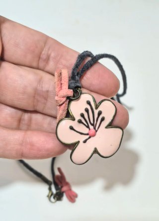 Collana con ciondolo fiore rosa e bianco