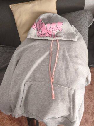 Chándal gris con logo rosa