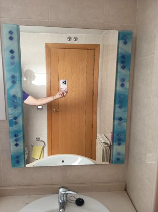 Mueble de baño con lavabo y espejo