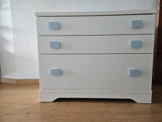 Cómoda blanca con tiradores azules