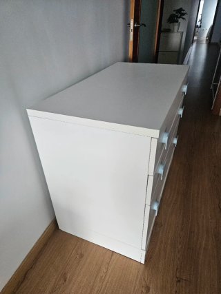 Cómoda blanca con tiradores azules