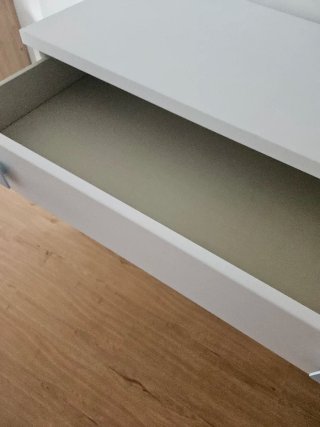 Cómoda blanca con tiradores azules
