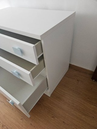 Cómoda blanca con tiradores azules