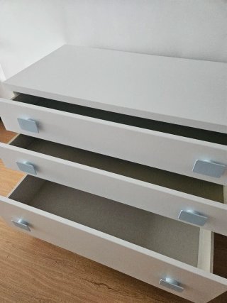 Cómoda blanca con tiradores azules