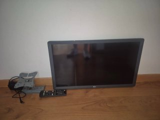 TV LG Smart TV 24 con soporte pared y mando