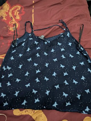 Blusa azul marino con mariposas