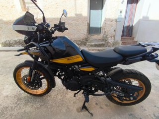 Royal Enfield Himalayan 450 .