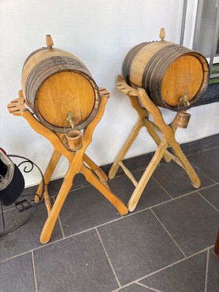 Barril de vino de madera con soporte