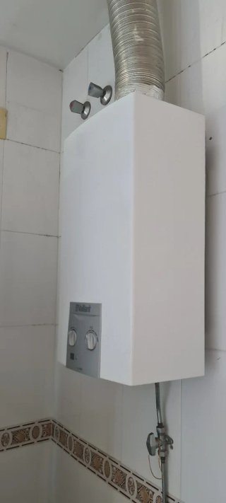 Calentador Vaillant con tubería y bombona