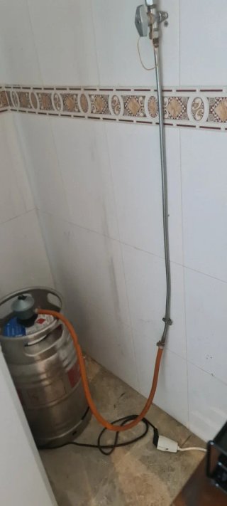 Calentador Vaillant con tubería y bombona