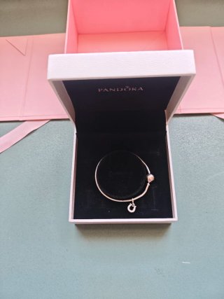 Pulsera a estrenar Pandora Plata + Charm + Caja