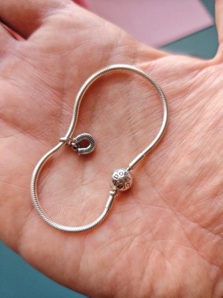 Pulsera a estrenar Pandora Plata + Charm + Caja