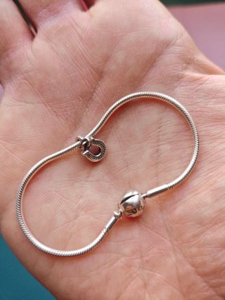 Pulsera a estrenar Pandora Plata + Charm + Caja