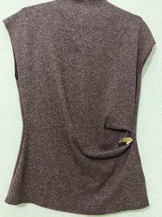 Top burdeos talla S con detalle dorado