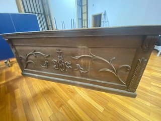 Mesa de madera tallada