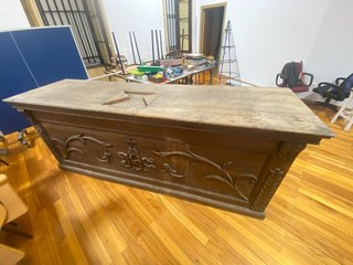 Mesa de madera tallada