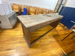 Mesa de madera tallada