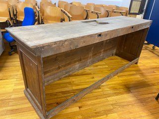 Mesa de madera tallada