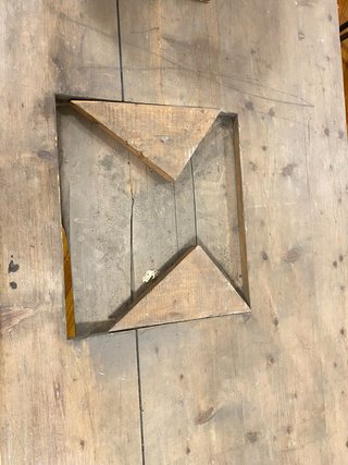 Mesa de madera tallada