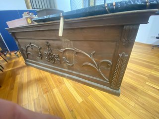Mesa de madera tallada
