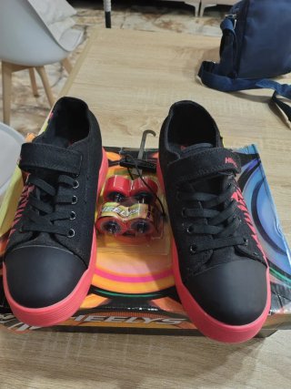 Zapatillas Heelys con ruedas y diseño de fuego