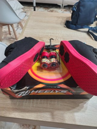 Zapatillas Heelys con ruedas y diseño de fuego