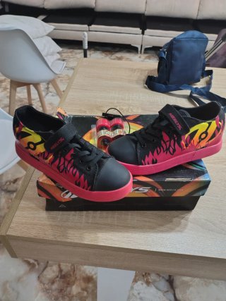 Zapatillas Heelys con ruedas y diseño de fuego