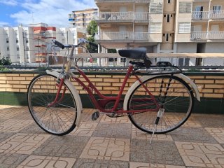 Bicicleta Clásica Roja y Blanca