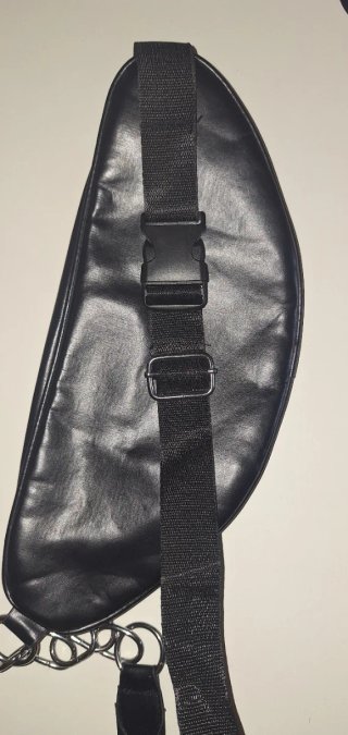 Riñonera de piel negra con cremalleras
