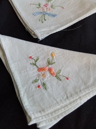 Pañuelos antiguos de hilo de batista bordados