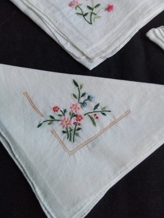 Pañuelos antiguos de hilo de batista bordados