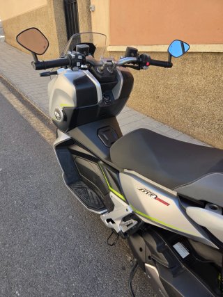 Maxi Scooter QJMOTOR Plata y Verde con garantía
