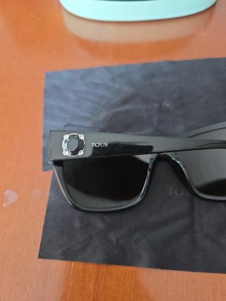Gafas negras con Funda de gafas Tous color verde