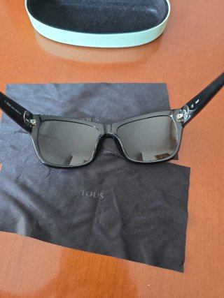 Gafas negras con Funda de gafas Tous color verde
