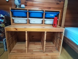 Litera de madera y habitación