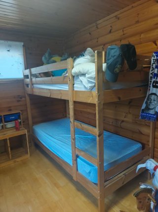 Litera de madera y habitación