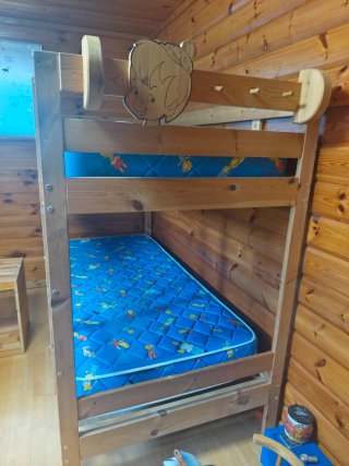 Litera de madera y habitación