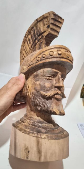 Scultura testa Paladino in legno