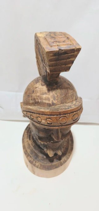 Scultura testa Paladino in legno