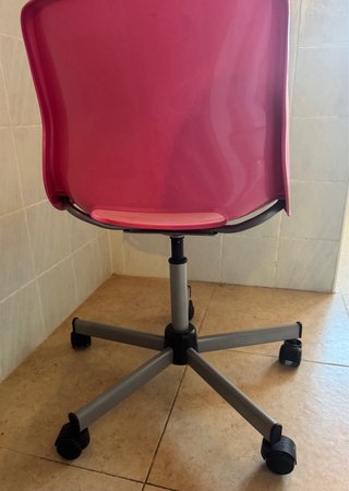Silla de escritorio rosa y gris
