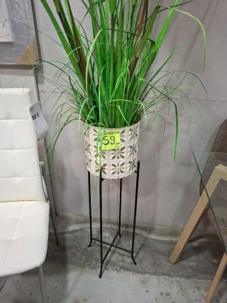Macetero de metal con plantas artificiales