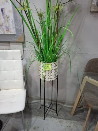 Macetero de metal con plantas artificiales