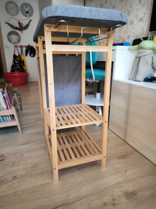 Mueble de planchar con estantes