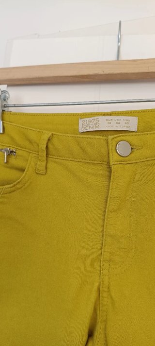 Pantalón pitillo Zara mostaza