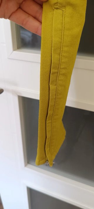 Pantalón pitillo Zara mostaza