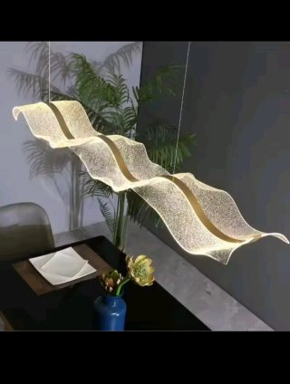 Lámpara colgante moderna dorada y transparente