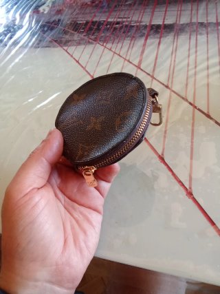 Monedero redondo estilo Louis Vuitton