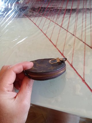 Monedero redondo estilo Louis Vuitton