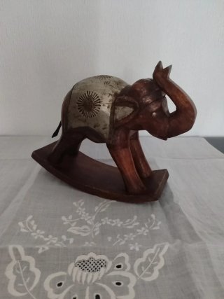 Elefante balancín de madera y metal